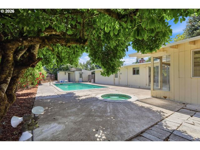 1995 SMITHOAK St, Eugene, OR 97404