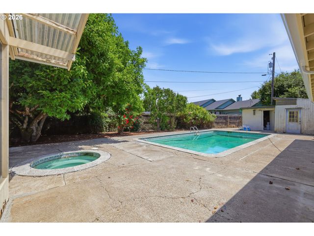 1995 SMITHOAK St, Eugene, OR 97404