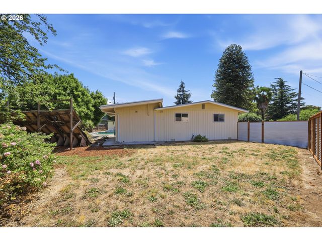 1995 SMITHOAK St, Eugene, OR 97404