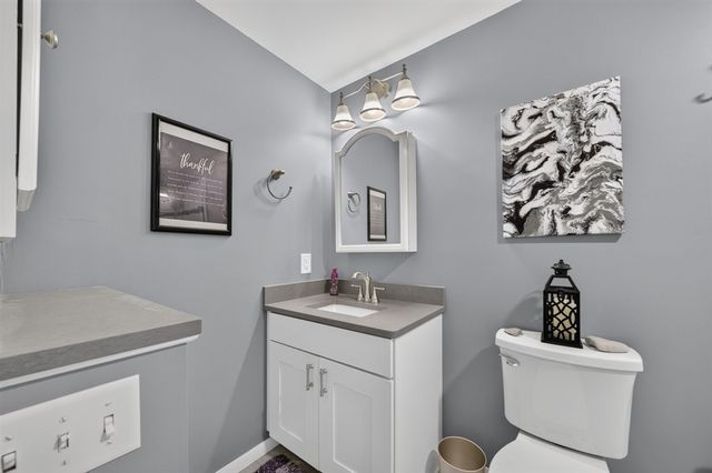 6 Topaz Ln, Dartmouth, MA 02747