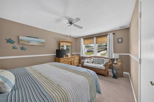 6 Topaz Ln, Dartmouth, MA 02747