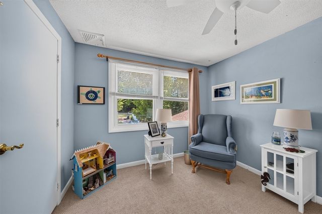 6 Topaz Ln, Dartmouth, MA 02747