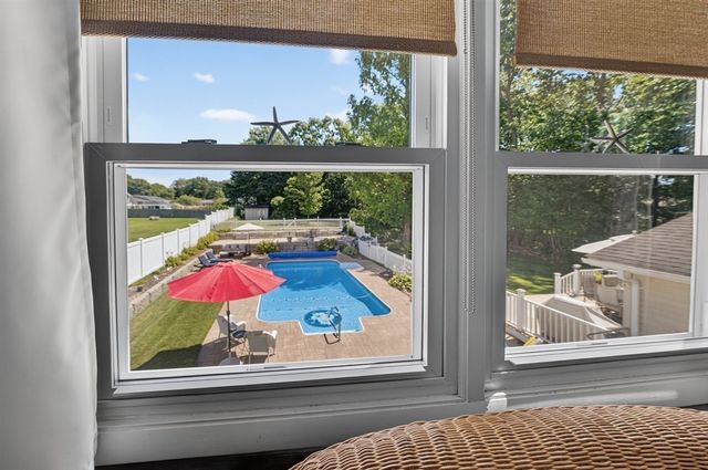 6 Topaz Ln, Dartmouth, MA 02747