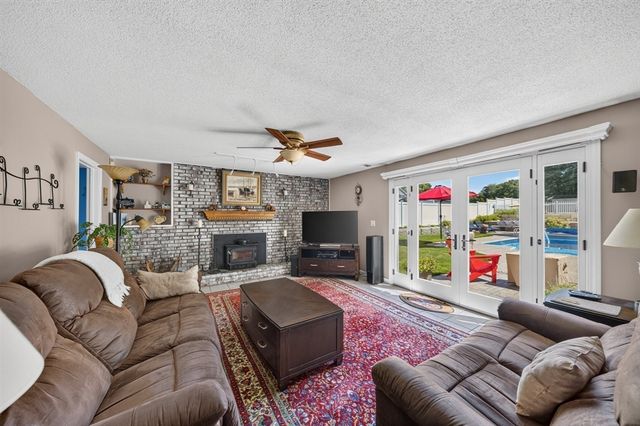 6 Topaz Ln, Dartmouth, MA 02747