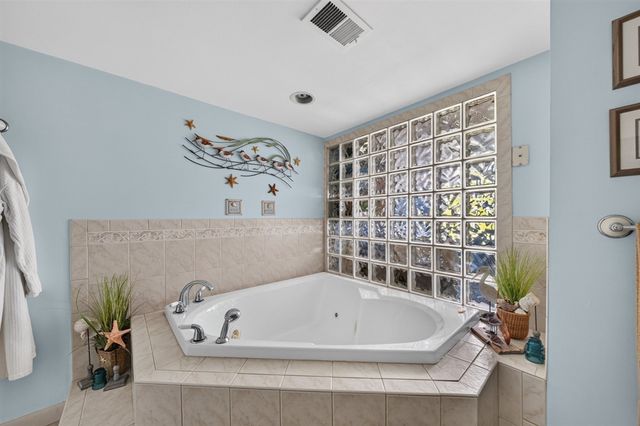 6 Topaz Ln, Dartmouth, MA 02747