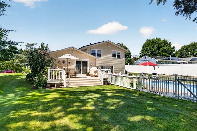 6 Topaz Ln, Dartmouth, MA 02747