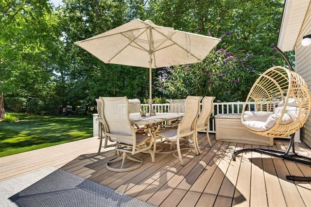 6 Topaz Ln, Dartmouth, MA 02747