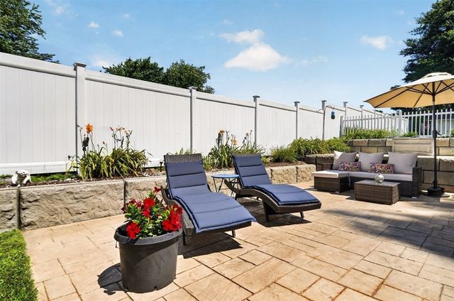 6 Topaz Ln, Dartmouth, MA 02747