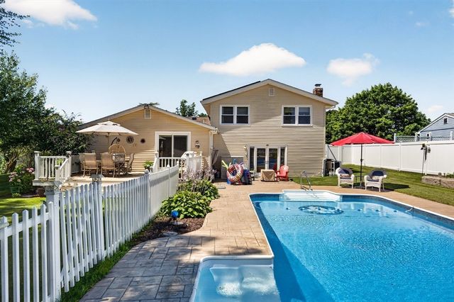 6 Topaz Ln, Dartmouth, MA 02747
