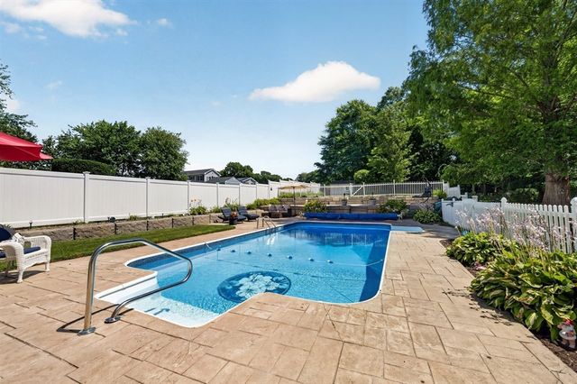 6 Topaz Ln, Dartmouth, MA 02747