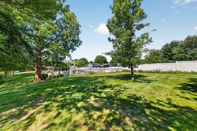6 Topaz Ln, Dartmouth, MA 02747