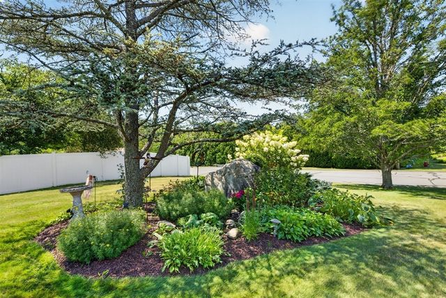 6 Topaz Ln, Dartmouth, MA 02747
