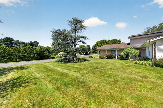 6 Topaz Ln, Dartmouth, MA 02747