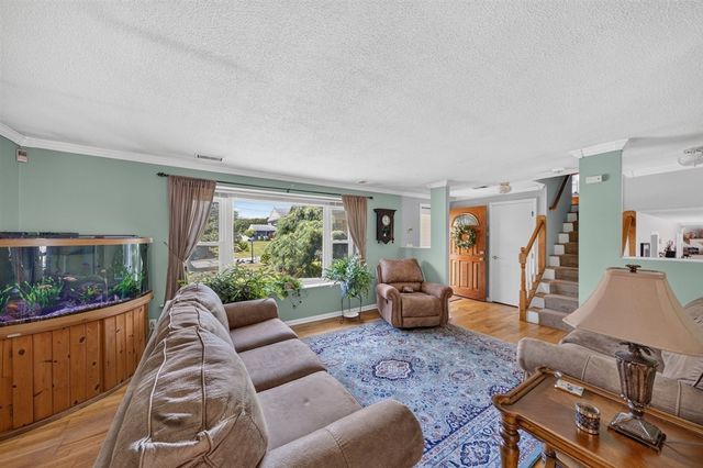 6 Topaz Ln, Dartmouth, MA 02747
