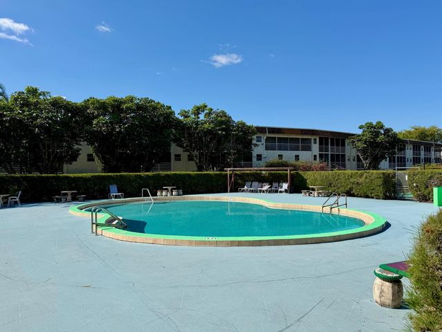 2000 Springdale Boulevard 102, Palm Springs, FL 33461