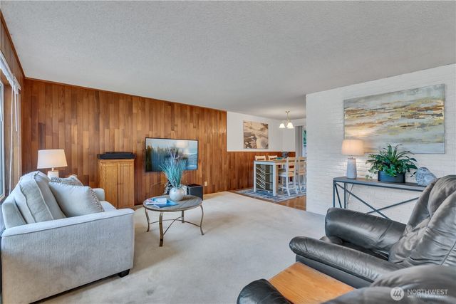 2025 NW Mulholland Boulevard, Poulsbo, WA 98370