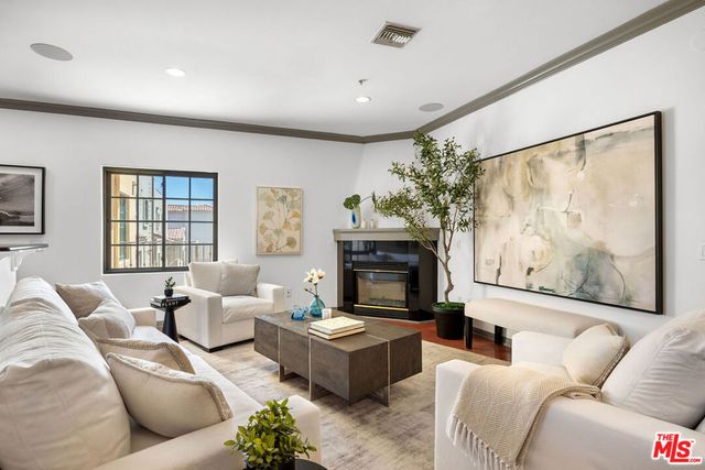 851 N San Vicente Boulevard 304, West Hollywood, CA 90069