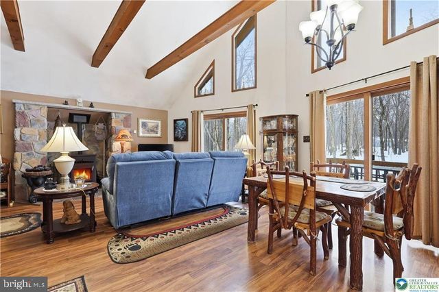 8 RUNNING BEAR LN, Albrightsville, PA 18210