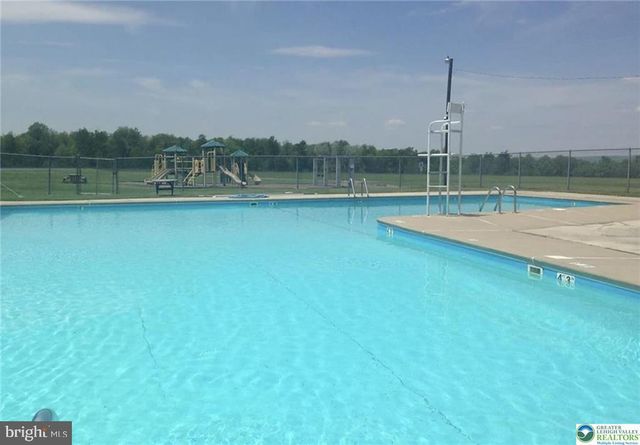 8 RUNNING BEAR LN, Albrightsville, PA 18210