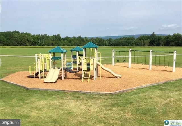 8 RUNNING BEAR LN, Albrightsville, PA 18210