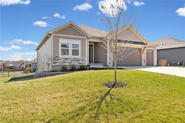 925 N Willow Court, Tonganoxie, KS 66086