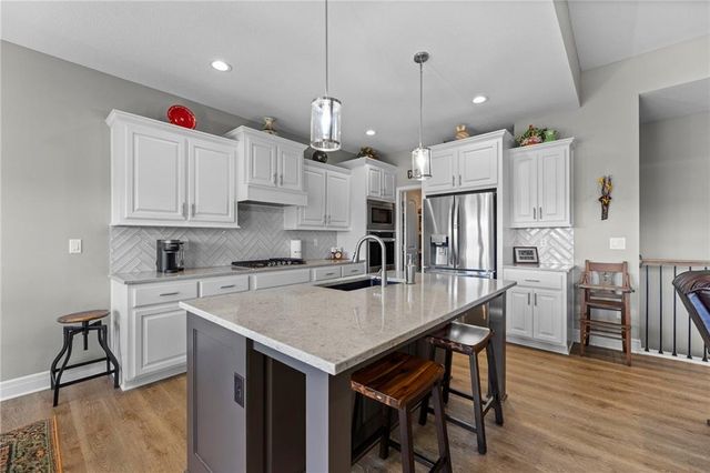 925 N Willow Court, Tonganoxie, KS 66086