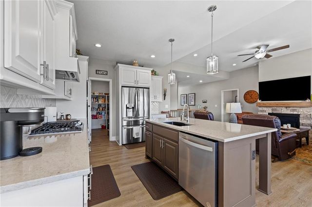 925 N Willow Court, Tonganoxie, KS 66086