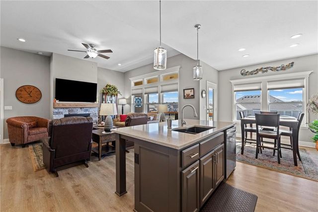 925 N Willow Court, Tonganoxie, KS 66086