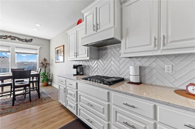 925 N Willow Court, Tonganoxie, KS 66086