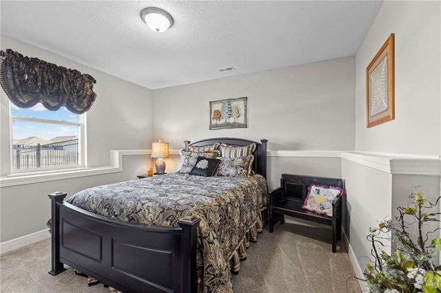 925 N Willow Court, Tonganoxie, KS 66086