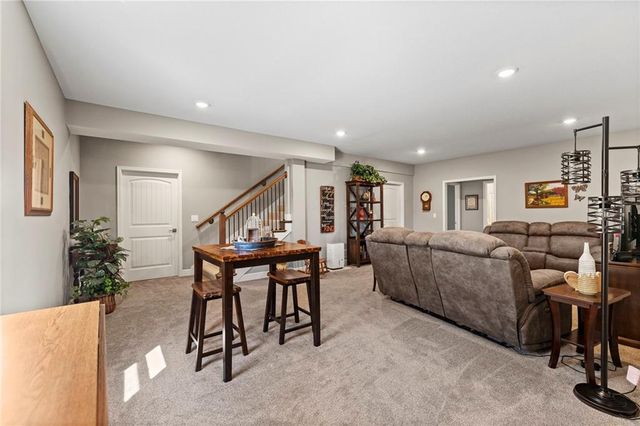 925 N Willow Court, Tonganoxie, KS 66086