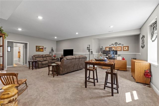 925 N Willow Court, Tonganoxie, KS 66086