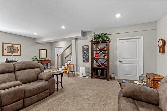 925 N Willow Court, Tonganoxie, KS 66086