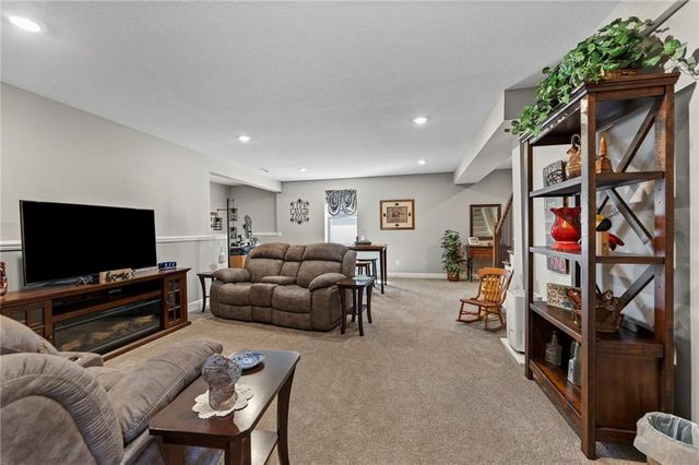 925 N Willow Court, Tonganoxie, KS 66086