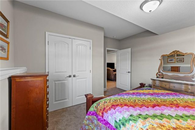 925 N Willow Court, Tonganoxie, KS 66086