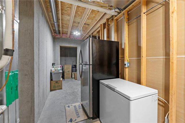 925 N Willow Court, Tonganoxie, KS 66086