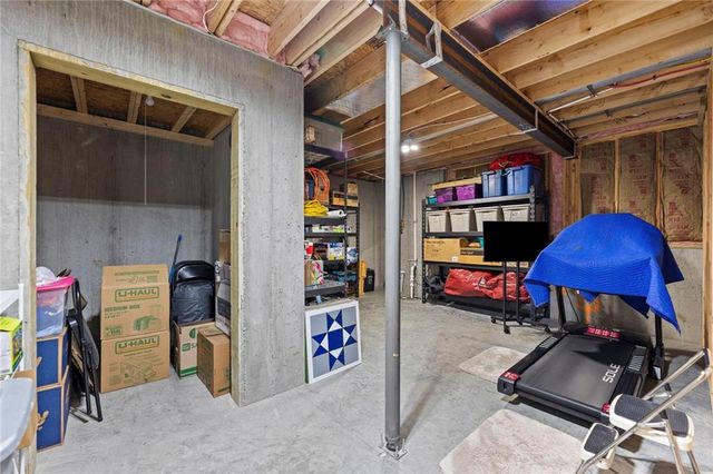 925 N Willow Court, Tonganoxie, KS 66086