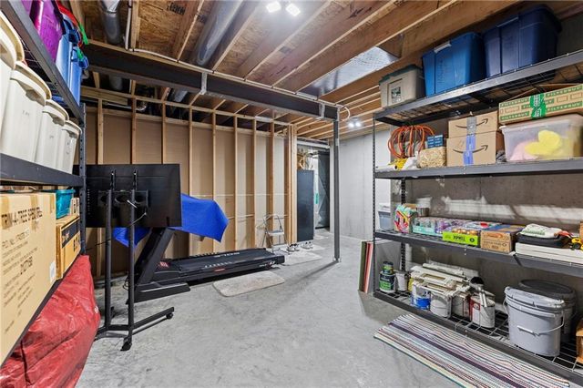 925 N Willow Court, Tonganoxie, KS 66086