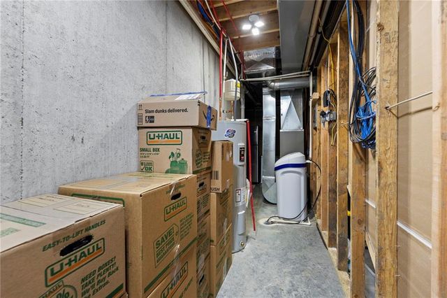 925 N Willow Court, Tonganoxie, KS 66086