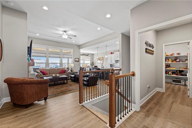 925 N Willow Court, Tonganoxie, KS 66086