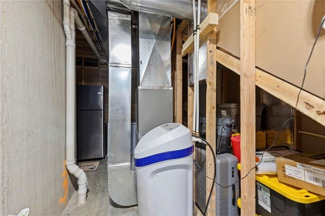 925 N Willow Court, Tonganoxie, KS 66086