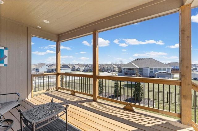 925 N Willow Court, Tonganoxie, KS 66086