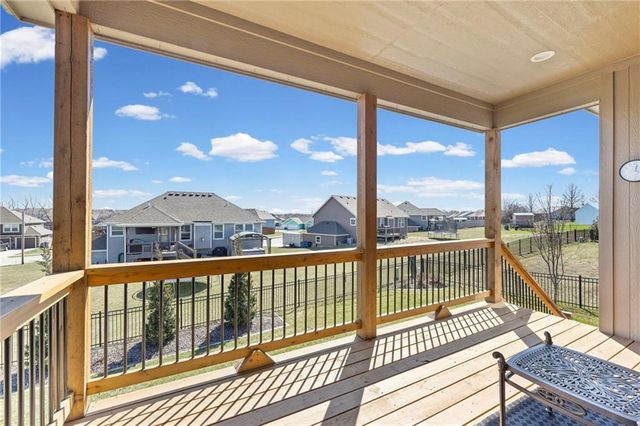 925 N Willow Court, Tonganoxie, KS 66086