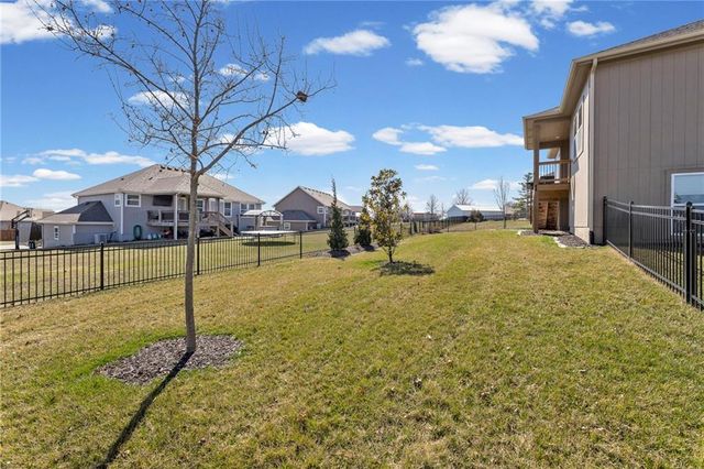 925 N Willow Court, Tonganoxie, KS 66086