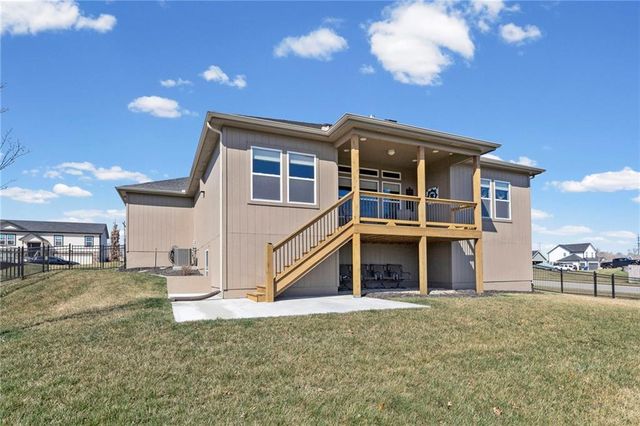 925 N Willow Court, Tonganoxie, KS 66086