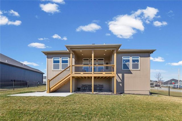 925 N Willow Court, Tonganoxie, KS 66086