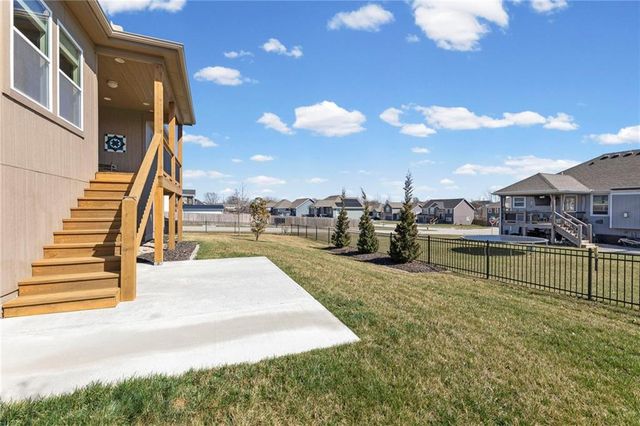 925 N Willow Court, Tonganoxie, KS 66086