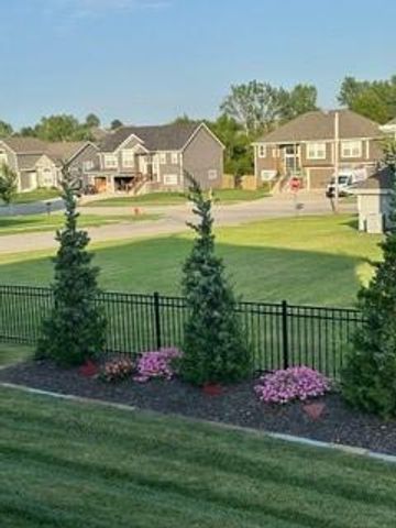 925 N Willow Court, Tonganoxie, KS 66086