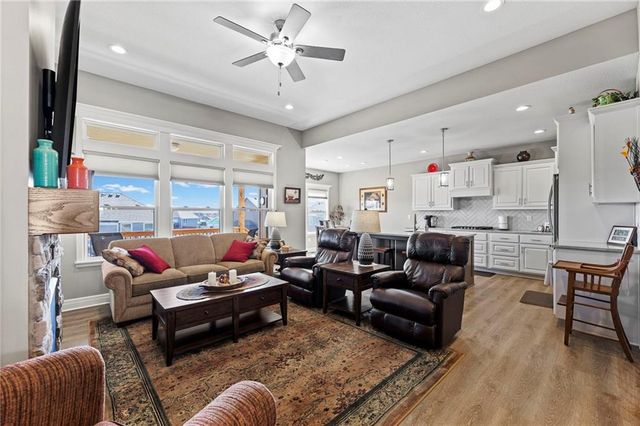 925 N Willow Court, Tonganoxie, KS 66086