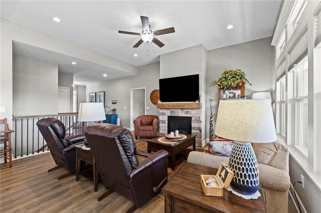 925 N Willow Court, Tonganoxie, KS 66086